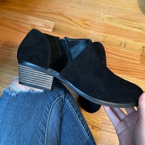 Sketchers Low Cue Black Booties